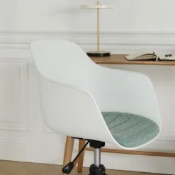 Nolon Nout-Liz Bureaustoel Wit - Zacht Groen Kussen - Zwart Onderstel -LeenBakker Winkel 0049296b52ac4299ace76759cedbeb05